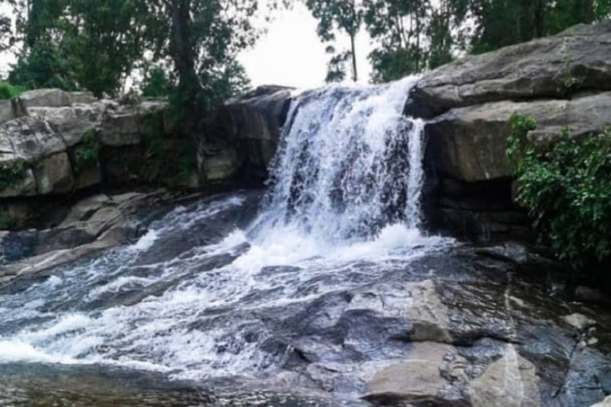 बेहद खूबसूरत है लातेहार मिरचइया फॉल, पहाड़ियों से गिरता पानी लोगों को करता है रोमांचित