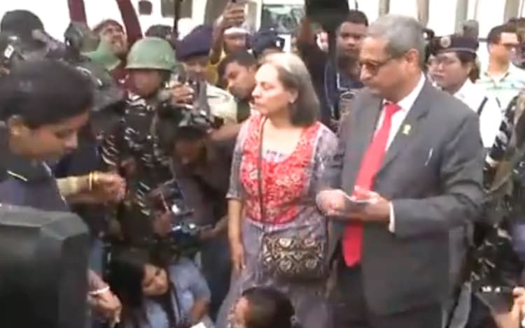 West Bengal News: संदेशखाली जा रही फैक्ट फाइंडिंग कमेटी को भोजेरहाट में रोका गया, पुलिस के खिलाफ धरना