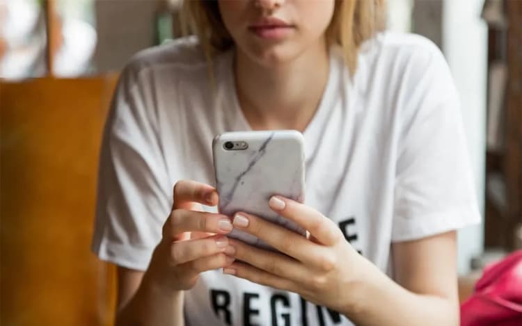 OMG! ब्वॉयफ्रेंड के फोन से अपनी फोटो डिलीट करने चली थी गर्लफ्रेंड, गैलरी देख सिर चकराया... आप न करना ऐसी गलती