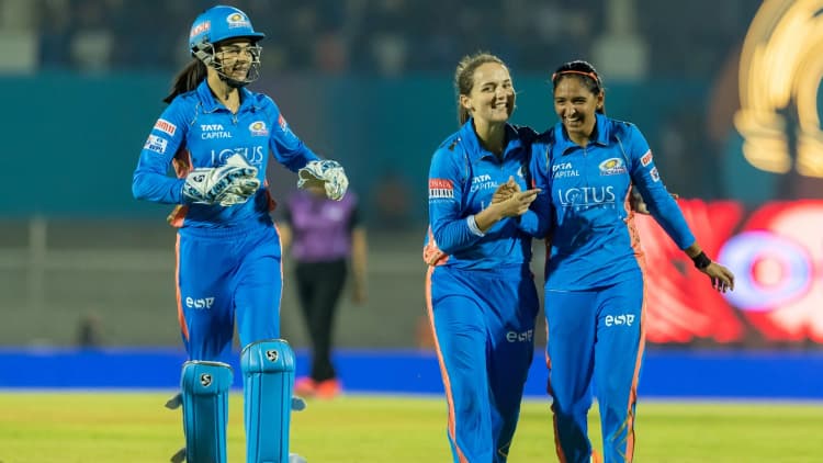 WPL 2024: मुंबई इंडियंस ने जीता टॉस, पहले गेंदबाजी करेगी टीम