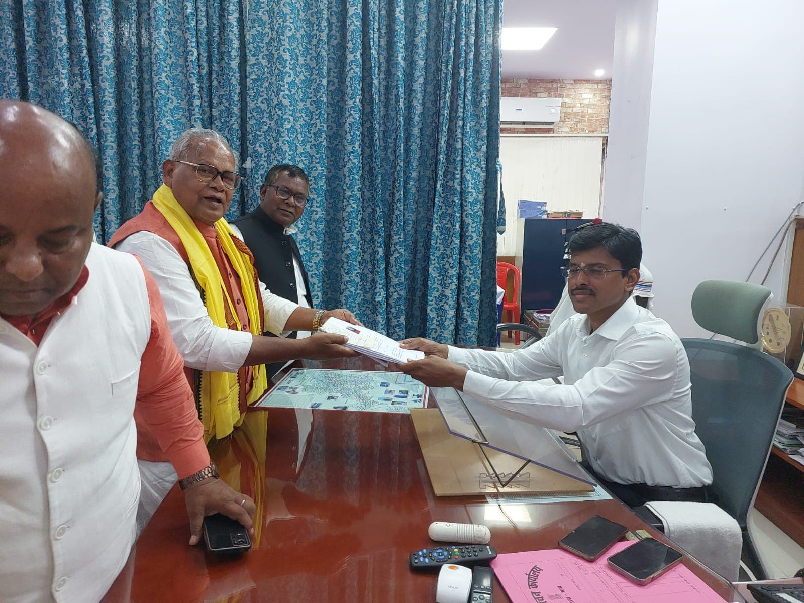 Gaya: NDA की तरफ से जीतनराम मांझी, तो महागठबंधन की ओर से कुमार सर्वजीत उतरे चुनावी मैदान में Gaya: NDA की तरफ से जीतनराम मांझी, तो महागठबंधन की ओर से कुमार सर्वजीत उतरे चुनावी मैदान में