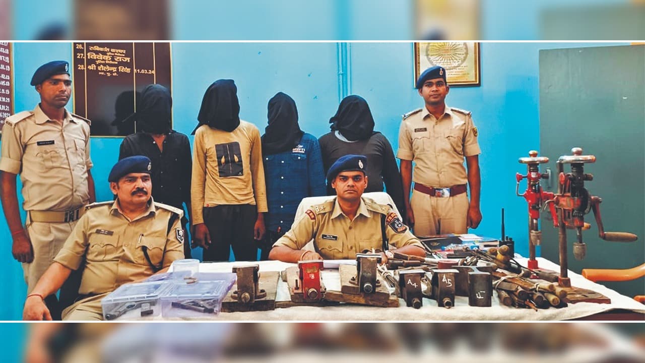 Munger News: मुंगेर पुलिस को मिली बड़ी सफलता, 5 मिनी गन फैक्ट्री समेत कई हथियार बरामद, 4 गिरफ्तार Munger News: मुंगेर पुलिस को मिली बड़ी सफलता, 5 मिनी गन फैक्ट्री समेत कई हथियार बरामद, 4 गिरफ्तार