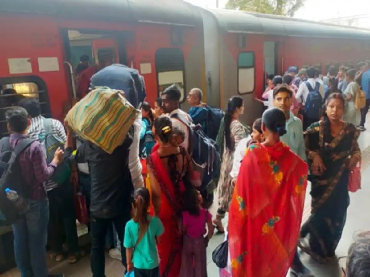 Train News: होली के बाद काम पर लौटने के लिए मारामारी शुरू, महाबोधि सहित इन ट्रेनों में नो-रूम Train News: होली के बाद काम पर लौटने के लिए मारामारी शुरू, महाबोधि सहित इन ट्रेनों में नो-रूम