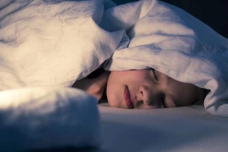 Sleeping Without Pillow Benefits: बिना तकिया सोने के फायदे जानकर चौंक जाएंगे आप