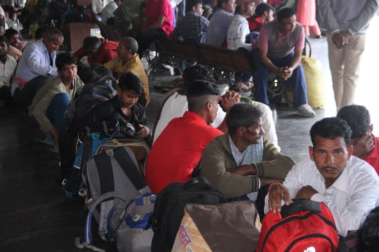 विक्रमशिला एक्सप्रेस में जनरल कोच की संख्या घटने से परेशानी, घंटों इंतजार के बाद भी यात्रियों को नहीं मिल पाती है जगह