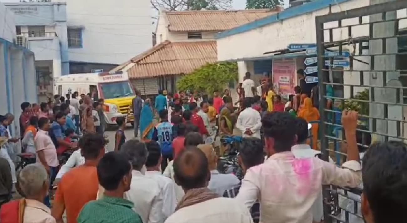 सड़क हादसा के बाद हंगामा करते लोग