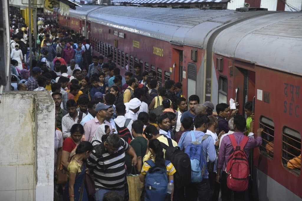 होली के बाद काम पर लौटने के लिए यात्रियों की बढ़ी भीड़, नियंत्रित करने के लिए खोलना पड़ा कंट्रोल रूम