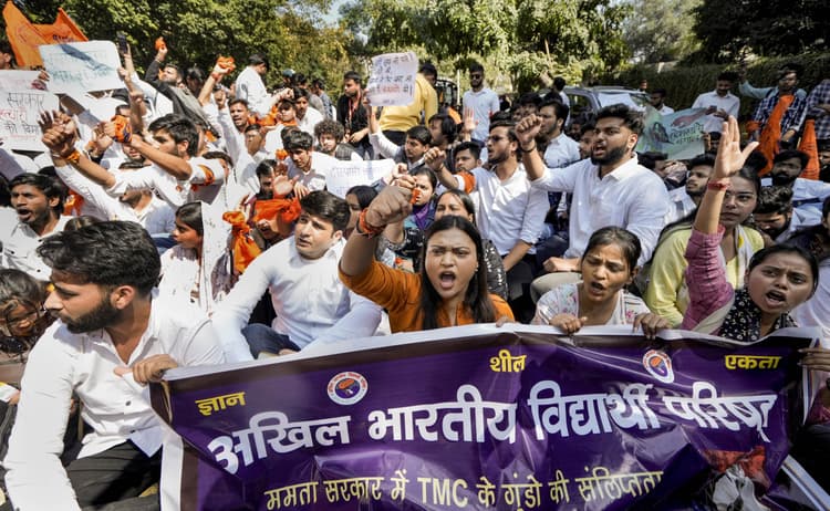 ABVP Protest: संदेशखाली मामले पर दिल्ली में बवाल, एबीवीपी कार्यकर्ताओं ने किया जोरदार प्रदर्शन