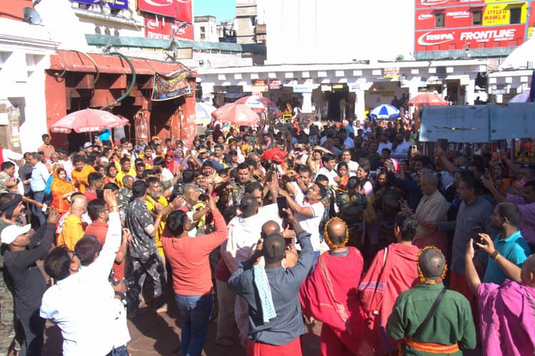 Mahashivratri : देवघर में बाबा व पार्वती मंदिर के शिखर से उतरा पंचशूल, स्पर्श के लिए उमड़े भक्त