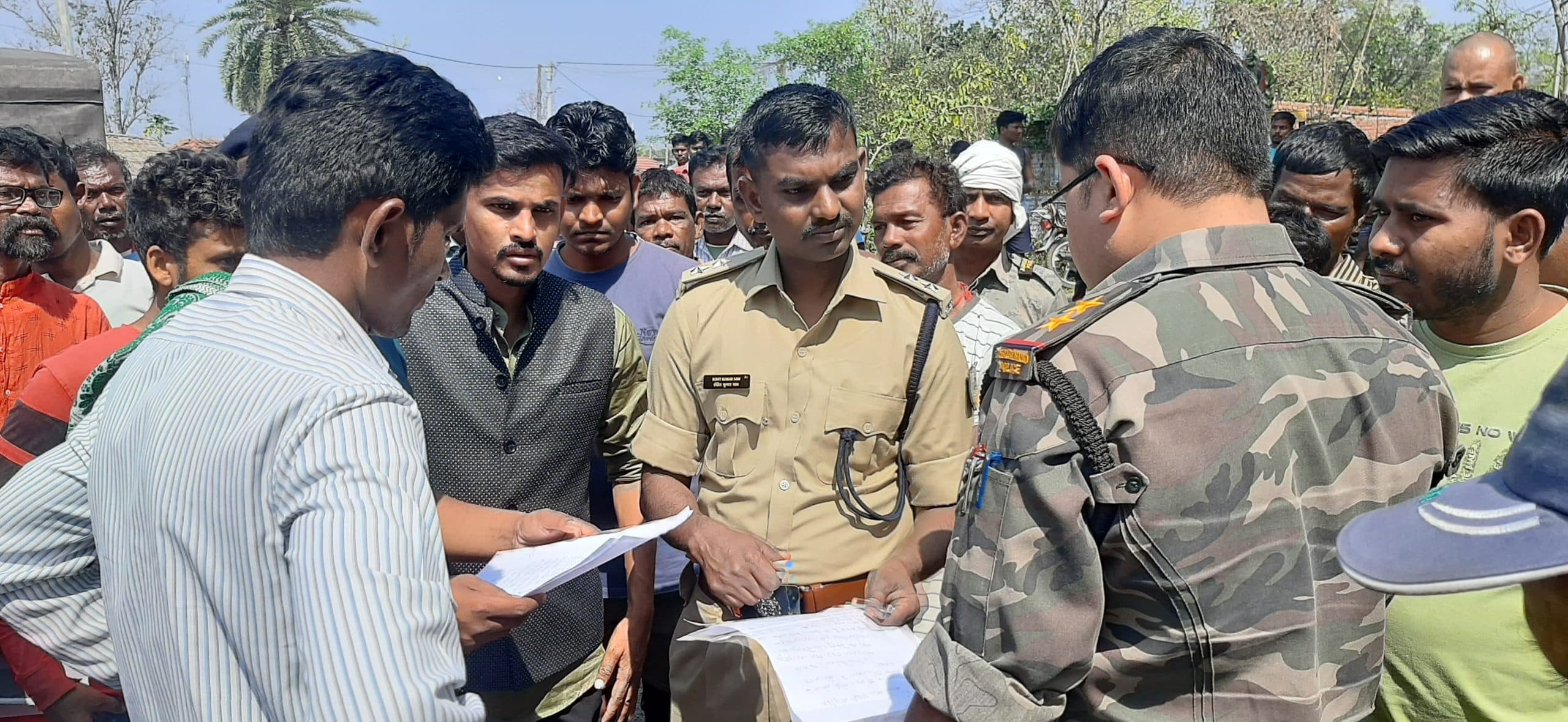 गालूडीह : केशरपुर पिकेट के जवानों ने सबर महिला से किया दुर्व्यवहार, आक्रोशित लोगों ने किया प्रदर्शन