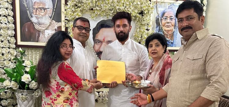 Bihar Politics: अरुण भारती बने जमुई से लोजपा उम्मीदवार, चिराग पासवान ने सौंपा पार्टी सिंबल