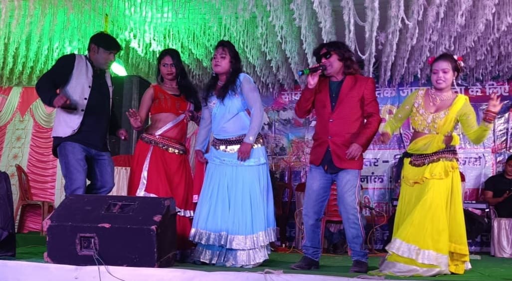 कसमार के प्रहरी मेला में खोरठा गायक कैलाश देहाती नाइट में देहाती के गानों पर झूमे लोग