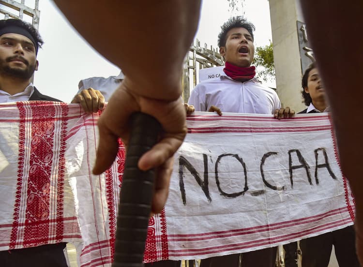 CAA Rules: सीएए को लेकर विपक्ष का जोरदार विरोध, सुरक्षा बल तैनात, दिल्ली में अर्द्धसैनिक बलों का फ्लैग मार्च