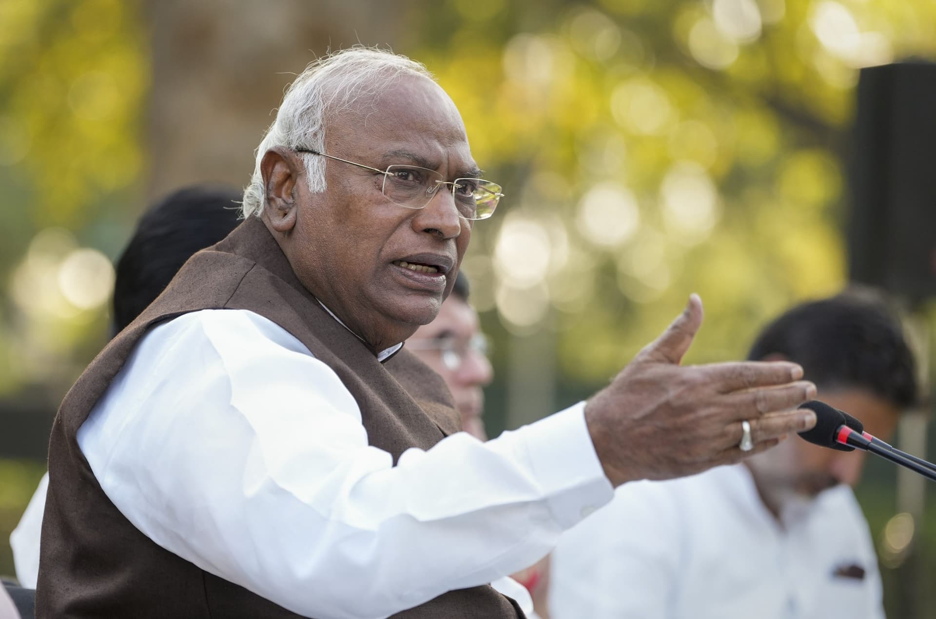 Mallikarjun Kharge: ‘मेनिफेस्टो पर न करें गलत बयानबाजी, मिलकर समझाएंगे’, खरगे ने पीएम मोदी को लिखी चिट्ठी