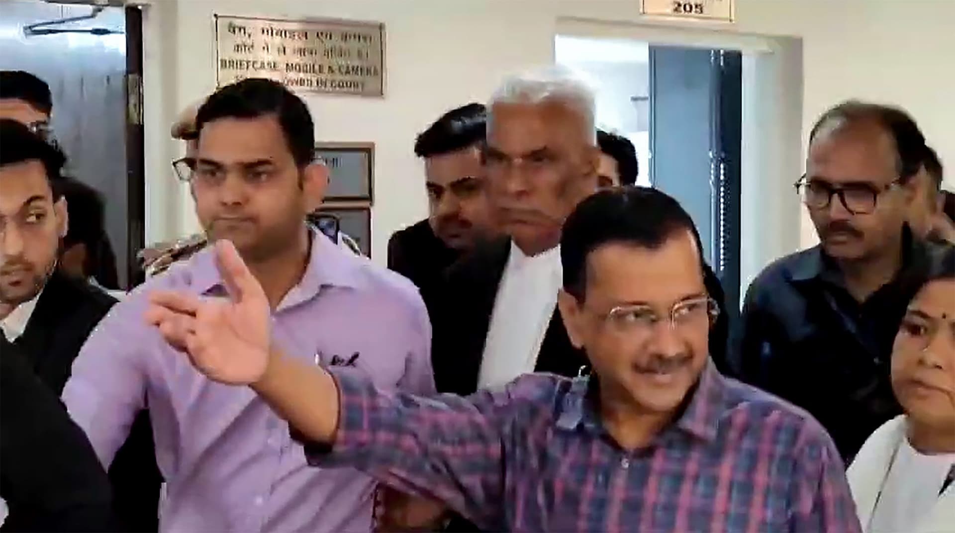 अरविंद केजरीवाल को एक और झटका, विजिलेंस डिपार्टमेंट ने पीए को हटाया