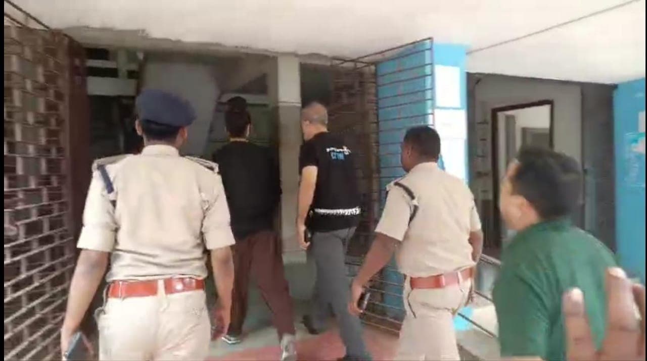 दुमका में स्पेन की महिला से 7 लोगों ने ढाई घंटे तक किया रेप, पति को पीटकर रस्सी से बांधा, गिरफ्तार 3 आरोपियों को भेजा जेल