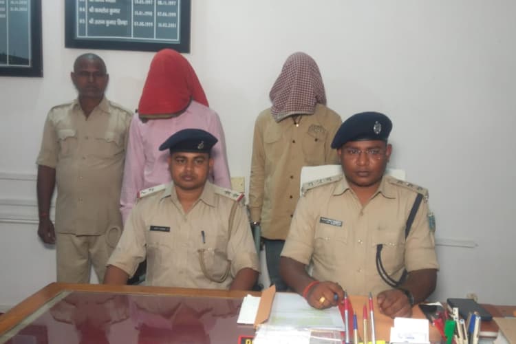 चतरा : पुलिस ने 4 किलो अफीम के साथ दो तस्करों को किया गिरफ्तार, हरियाणा में खपाने की थी तैयारी