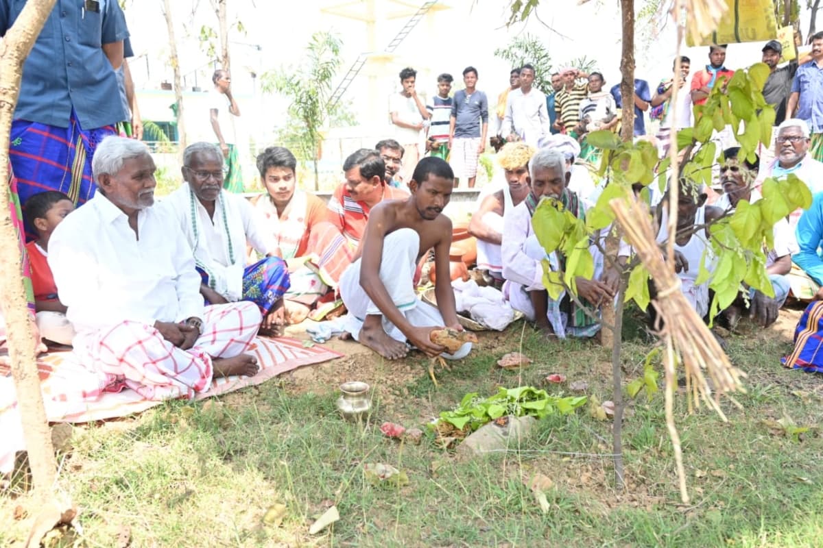 झारखंड : मुख्यमंत्री चंपाई सोरेन ने मरांगबुरु व जाहेर आयो के चरणों में माथा टेका, पारंपरिक वेशभूषा में आए नजर