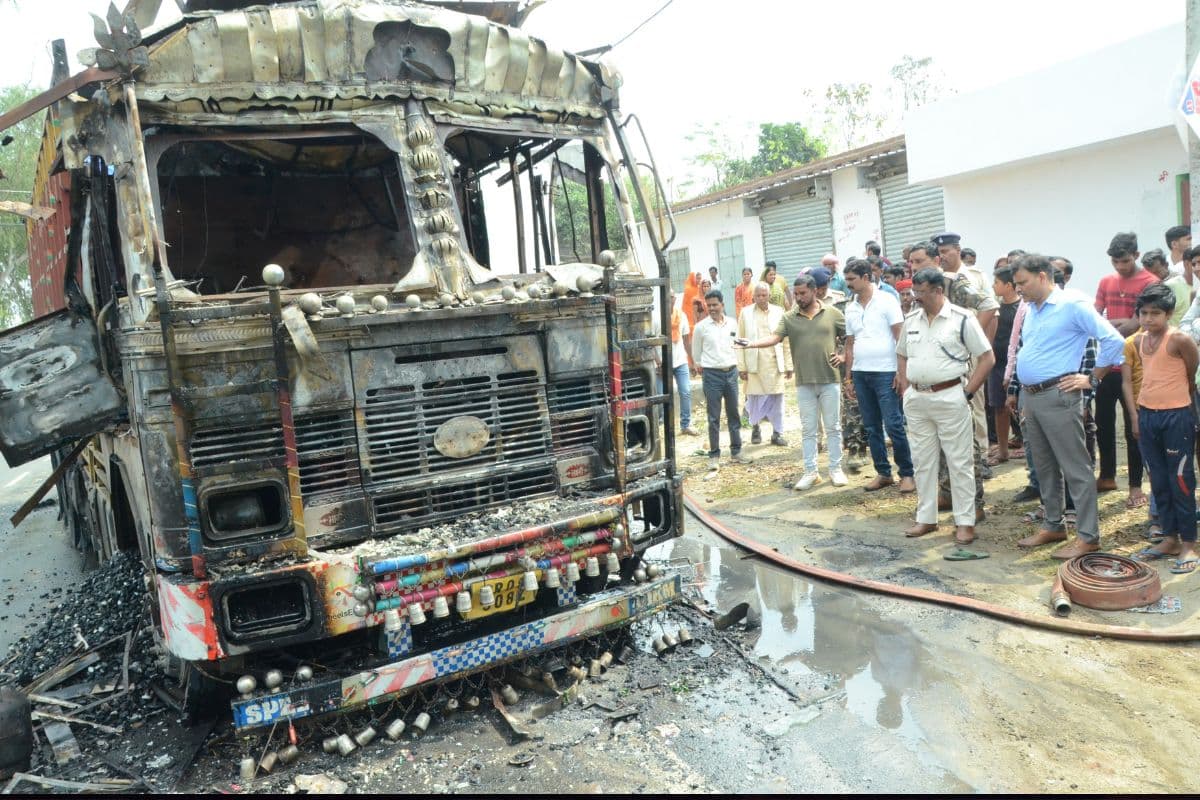 देवघर में सड़क हादसा, युवक की मौत से आक्रोशित लोगों ने ट्रक फूंका, ढाई घंटे जाम रही सड़क