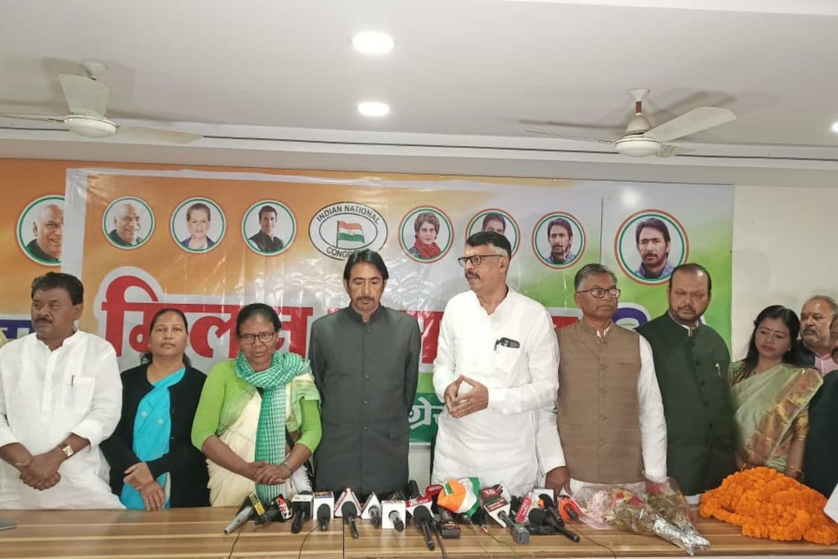 झारखंड आंदोलनकारी दयामनी बारला व पुष्पा टेटे ने समर्थकों के साथ थामा कांग्रेस का दामन, बीजेपी पर साधा निशाना