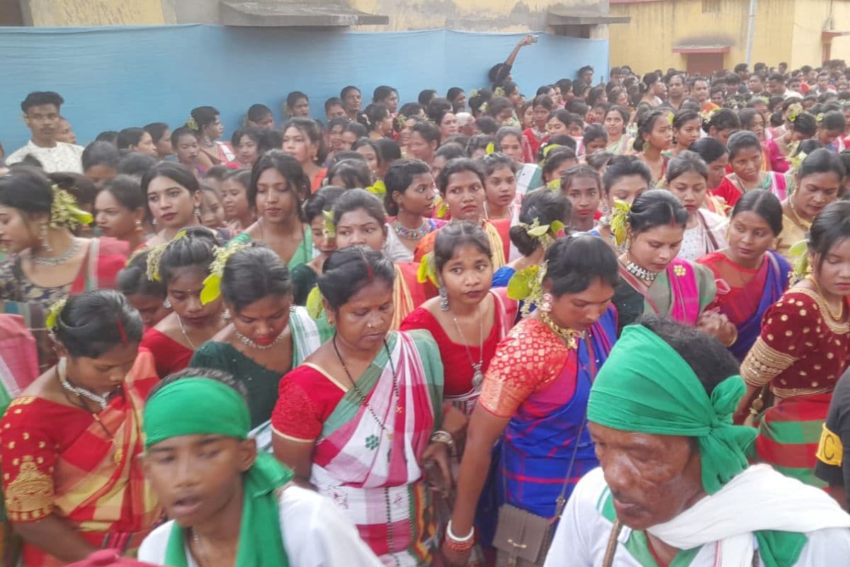 जमशेदपुर में दिशोम बाहा पर्व में उमड़ा संताल आदिवासियों का जनसैलाब, पूजा-अर्चना कर की समृद्धि की कामना