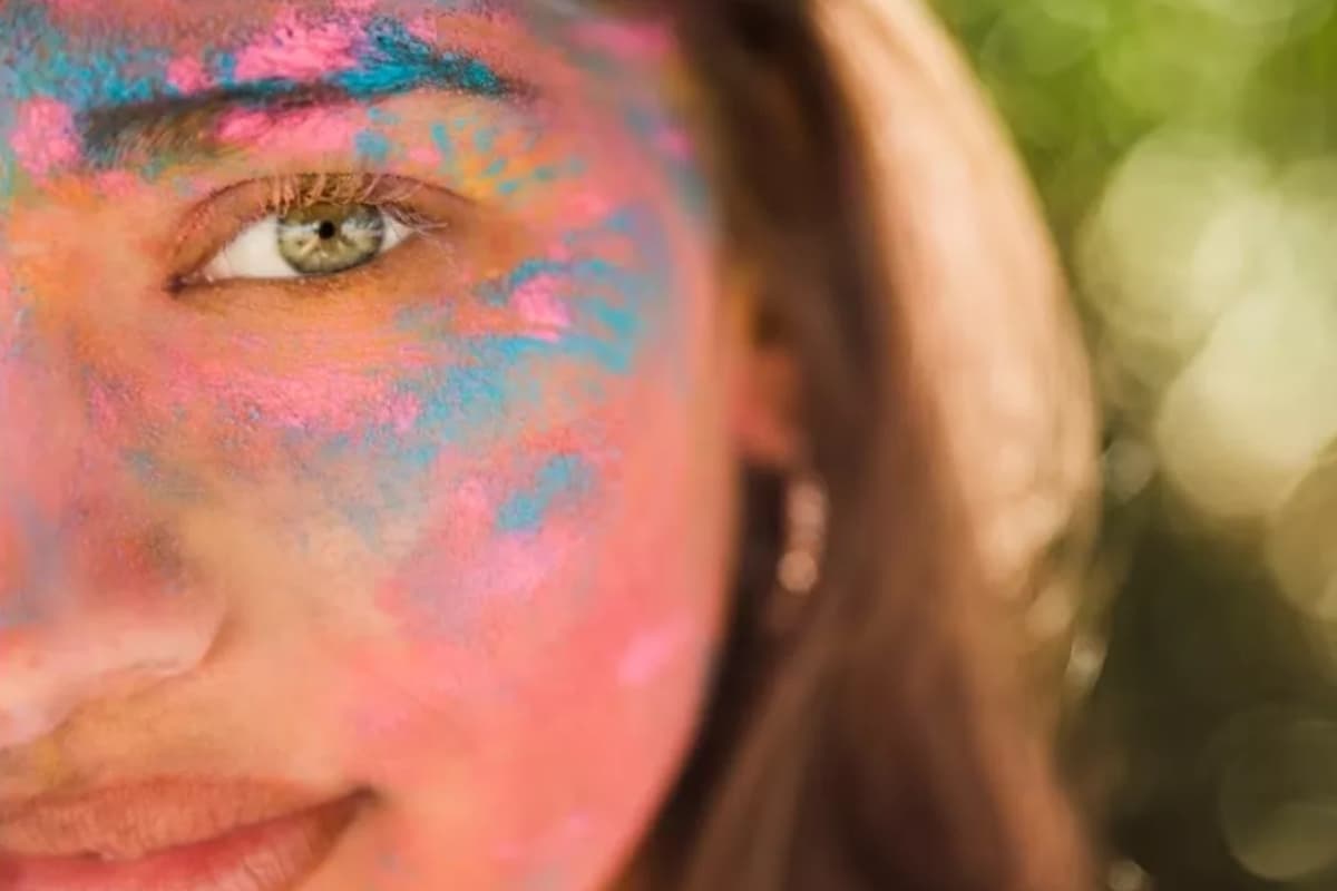 Holi Eye Care: इस होली अपने आंखों का केमिकल युक्त रंगों से करें बचाव, अपनाएं ये आसान टिप्स