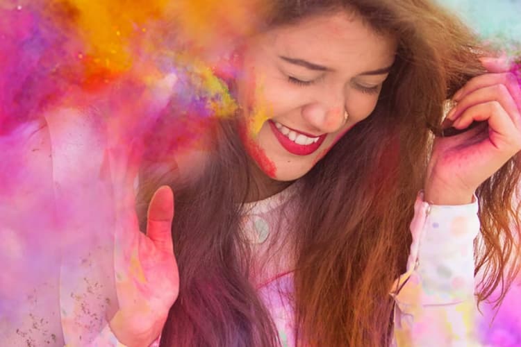 Holi Skincare: होली के रंगों से करना है अपनी त्वचा का बचाव, तो ये हैं आप के लिए कुछ आसान उपाय