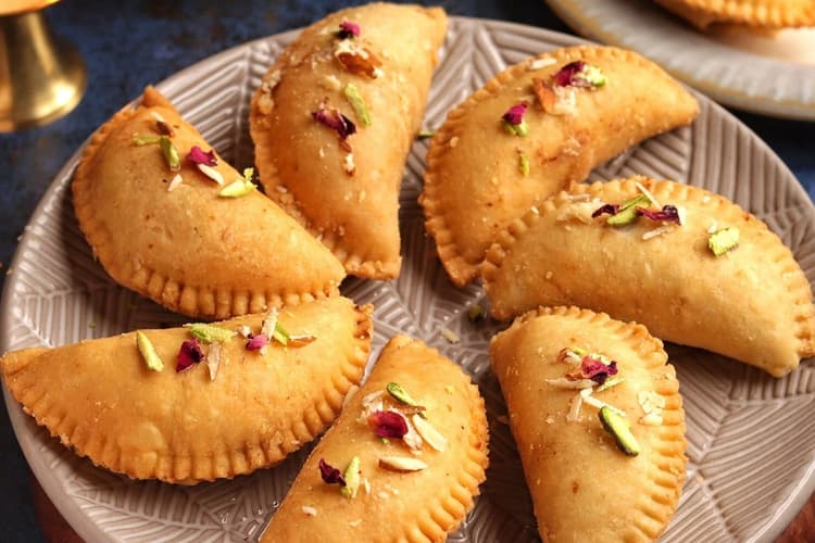 Holi 2024: होली में बनाएं गुड़ मेवा वाली स्पेशल गुजिया, इसे बनाना है बिल्कुल आसान