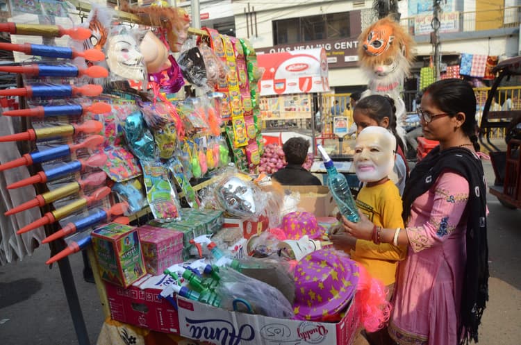 Holi Colour: स्प्रे से उड़ेगा गुलाल, कैप्सूल बरसायेगा रंग, होली को लेकर पिचकारी, मुखौटों से सज गए पटना के बाजार