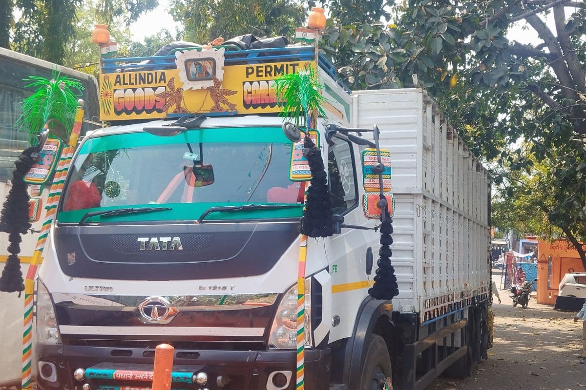 गिरिडीह में जलापूर्ति योजना की पाइप चोरी कर रहे दो युवकों को ग्रामीणों ने पीटा, पुलिस कर रही पूछताछ, मिनी ट्रक जब्त