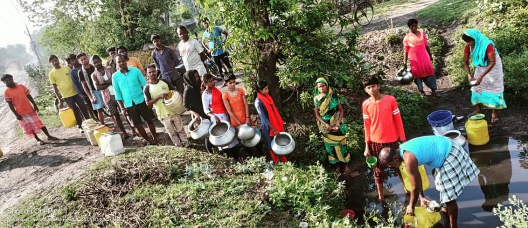 आजादी के अमृतकाल में भी सिंदरी गांव को नसीब नहीं शुद्ध पेयजल, लोग नाले में साफ करते हैं बर्तन