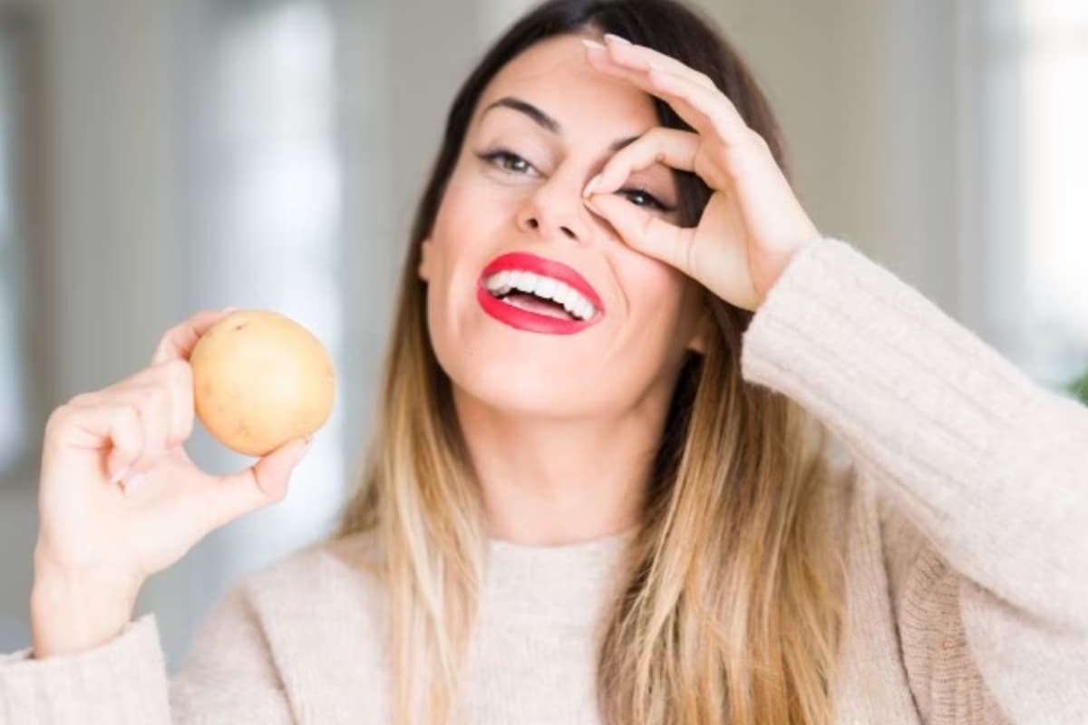 Potato For Skin Tan: टैनिंग हटाने में फायदेमंद हैं आलू, अभी जानें क्या है तरीका