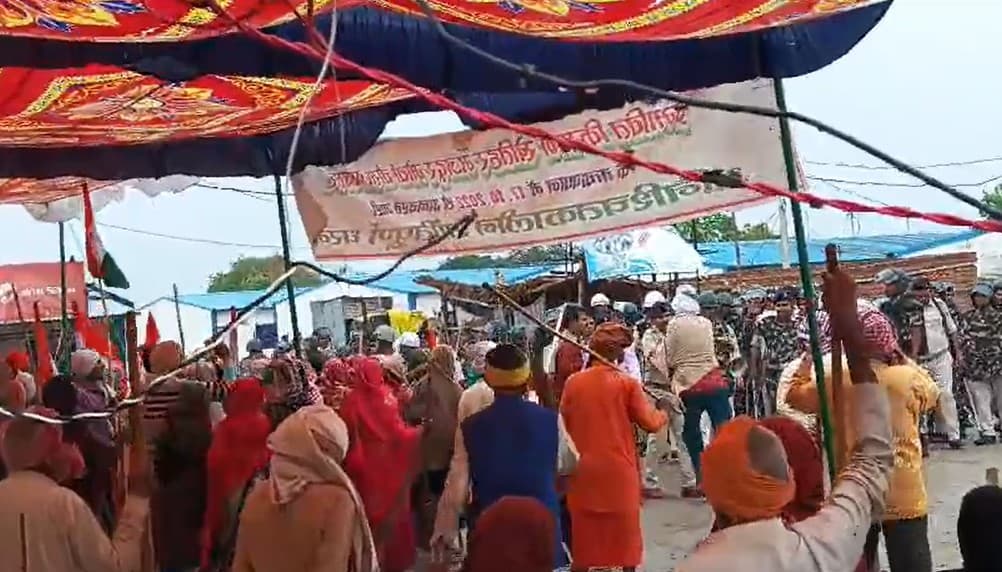 बिहार: बक्सर में थर्मल पावर प्लांट के बाहर किसानों से पुलिस की झड़प, प्रदर्शनकारियों पर भांजी गयी लाठियां