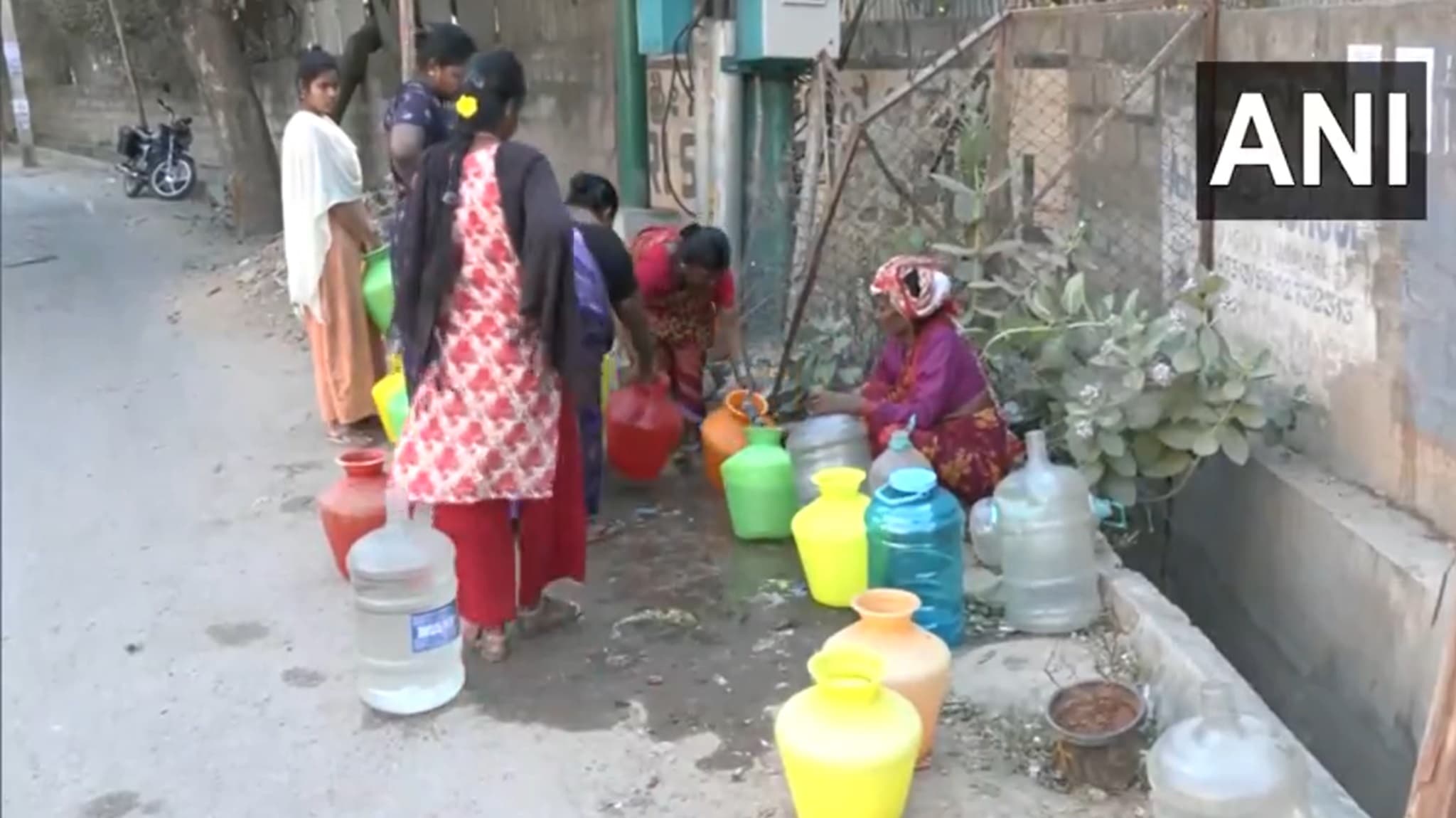 Water Crisis: कर्नाटक के कई इलाकों में गंभीर जल संकट, एक टैंकर पानी के लिए चुकाने पड़ रहे 1600 से 2000 रुपये