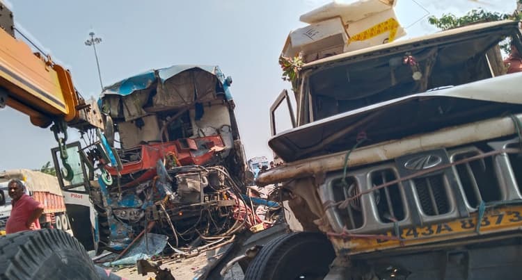 सुपौल में भीषण सड़क हादसा, बस-पिकअप की टक्कर में एक दर्जन से अधिक घायल, टोल सुपरवाइजर की मौत