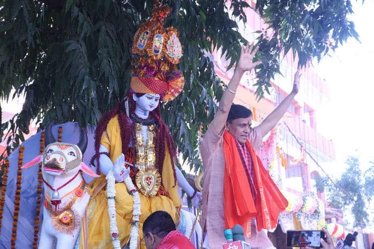 PHOTOS: नरेंद्र मोदी के मंत्री नित्यानंद राय बने महादेव के गाड़ीवान, देशी अंदाज में चलाई बैलगाड़ी