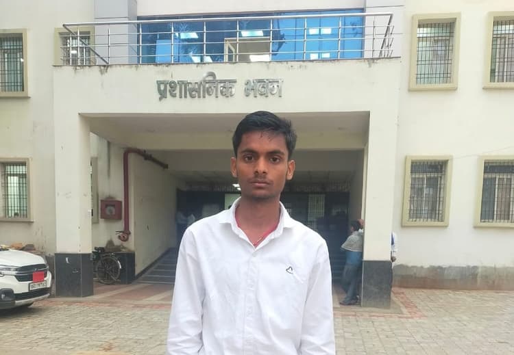 Bihar Board Inter Topper : बोरिंग मिस्त्री के बेटे राजा को 4th रैंक, बनना चाहता है IAS