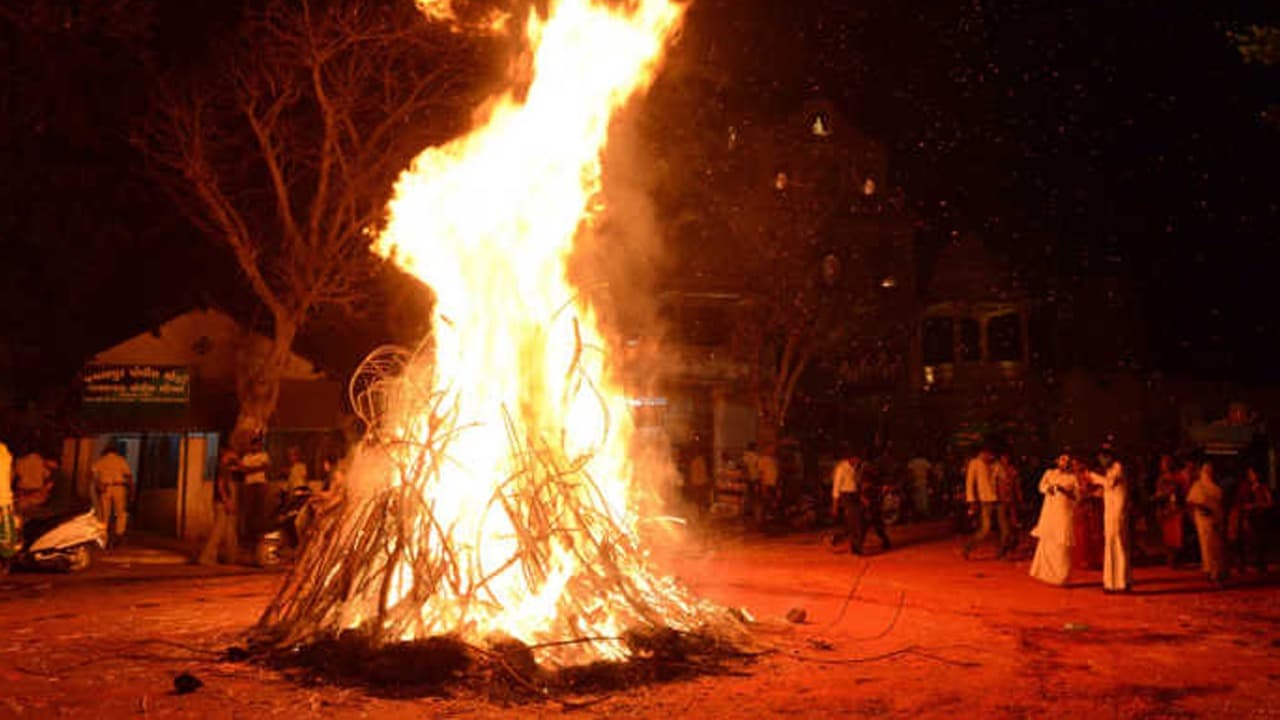 Holika Dahan 2024: होलिका दहन में अग्नि बताएगी कैसा रहेगा आपके गांव का भविष्य, संकेत जानने के लिए लौ पर रखें नजर