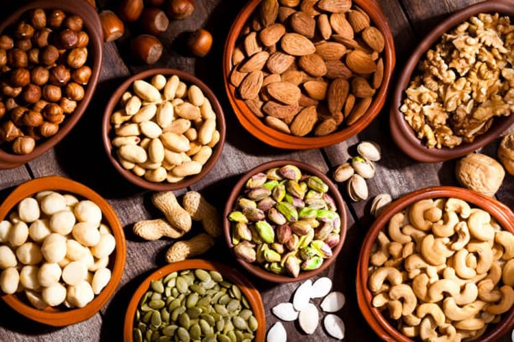 Nuts Benefits: गर्मियों में ताजगी और पोषण के लिए जरूर खाएं ये 6 नट्स