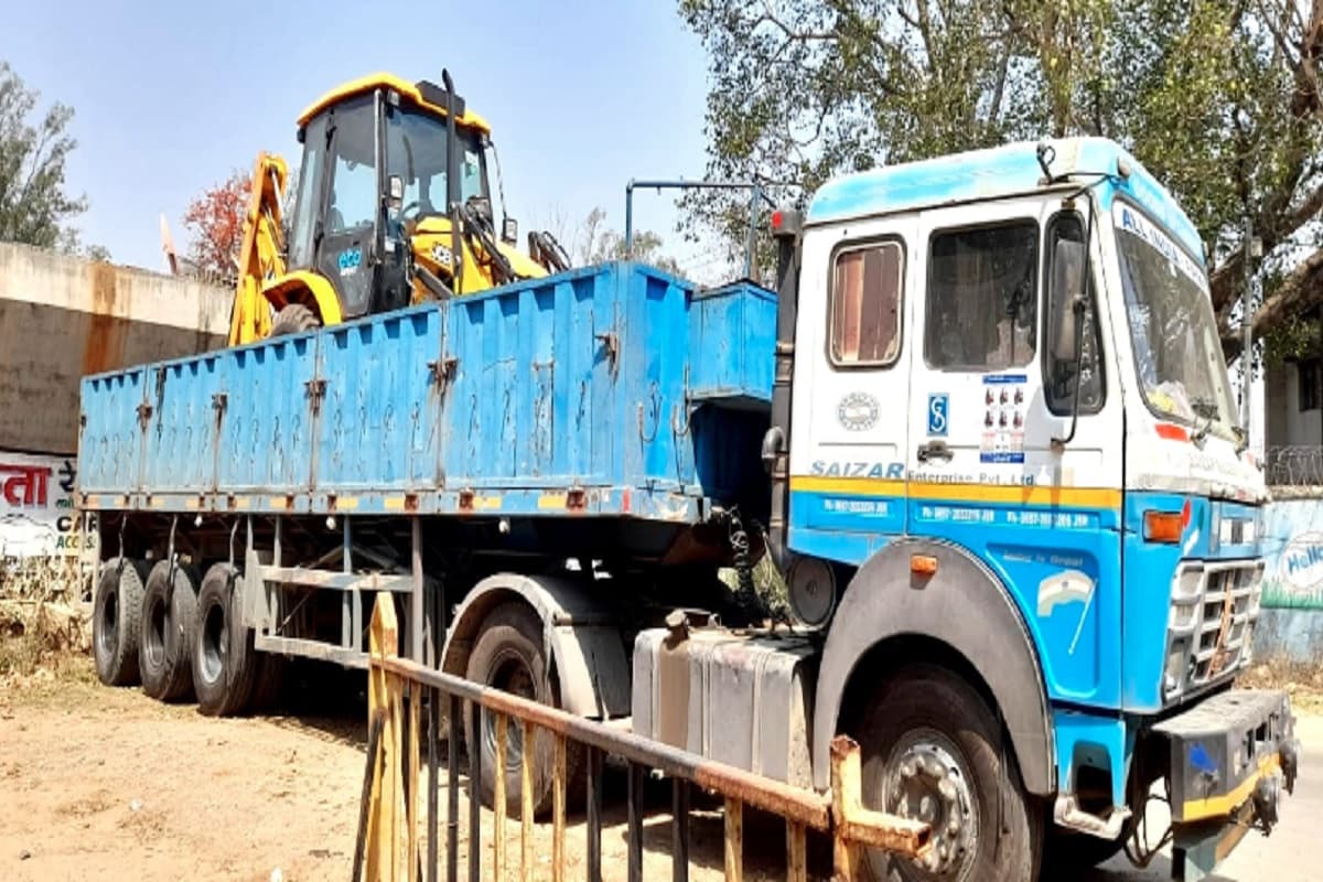 हजारीबाग: ट्रेलर की चपेट में आने से बाइक सवार युवक की मौत, आक्रोशित ग्रामीणों ने किया सड़क जाम