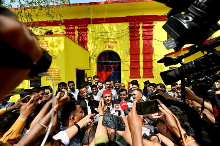 Lok Sabha Election 2024: सीतापुर जेल में आजम खां से मिले अखिलेश, रामपुर सहित कई टिकट को लेकर चर्चा