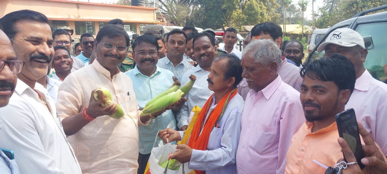 arjun munda in seraikela kharsawan with farmers and maize