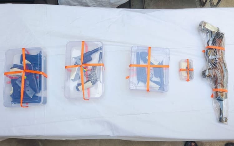लोकसभा चुनाव से पहले गढ़वा में पुलिस को बड़ी कामयाबी, कई हथियार जब्त, 3 गिरफ्तार