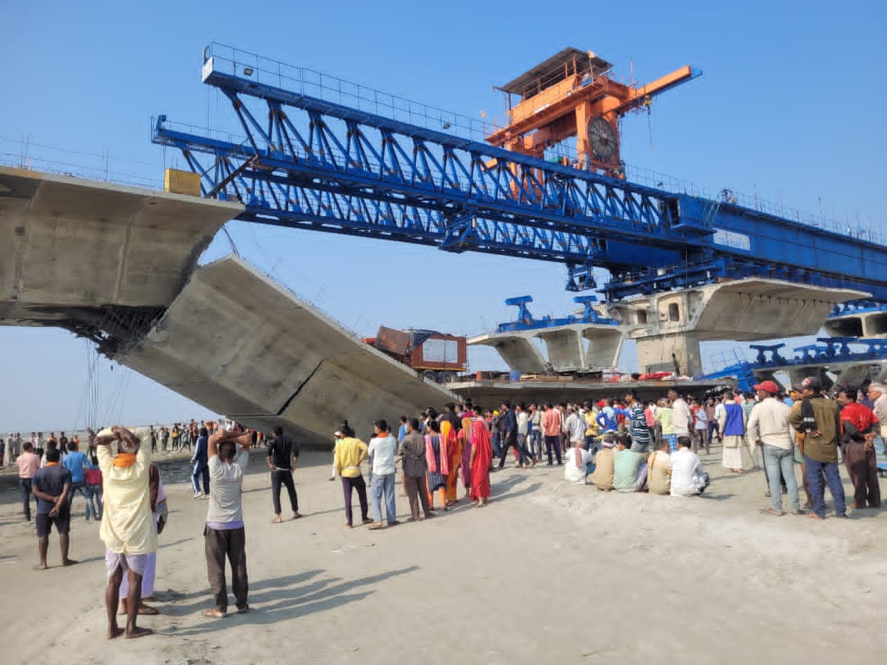 बिहार में बन रहे देश के सबसे बड़े पुल का हिस्सा कैसे गिरा? कांप गयी धरती, जानिए हादसे की पूरी कहानी…