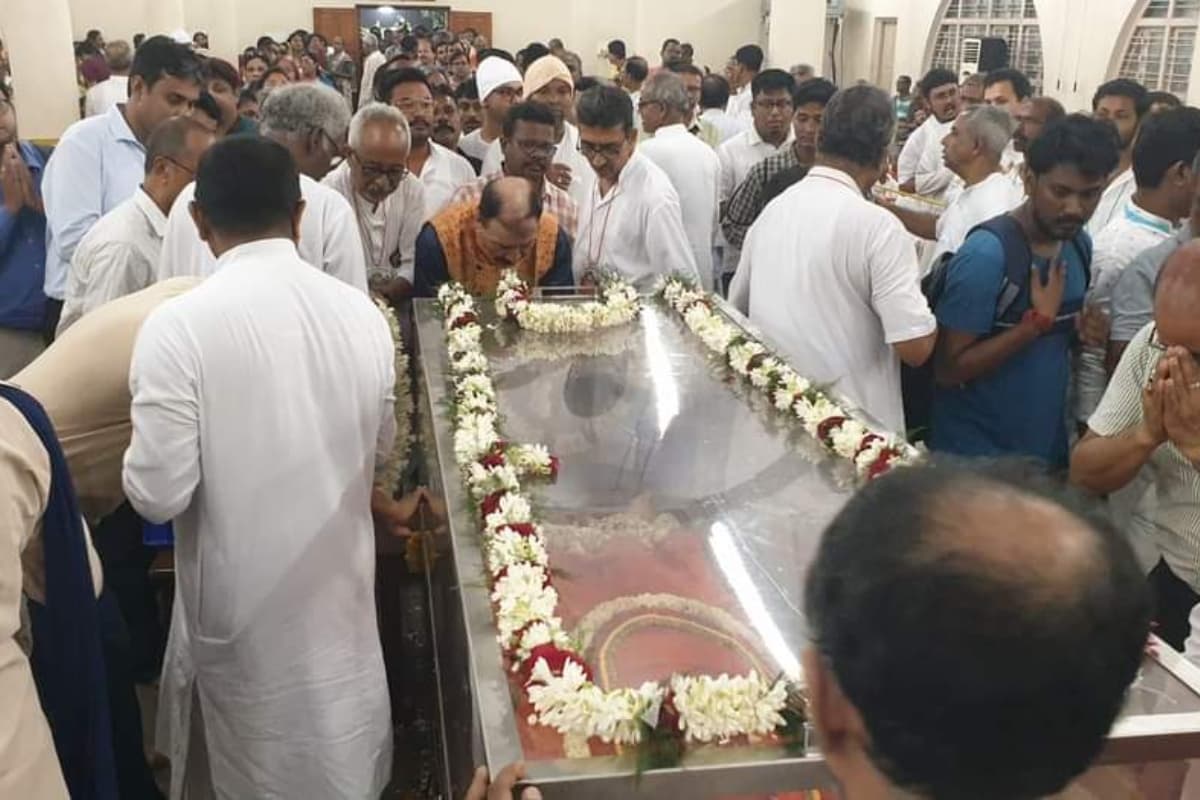 पश्चिम बंगाल : बेलूड़ मठ में गंगा तट पर हुआ स्वामी स्मरणानंद महाराज का अंतिम संस्कार, देखें तस्वीरें