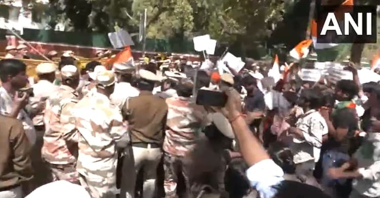 CAA को लेकर दिये गये बयान से गुस्से में पाकिस्तान और अफगानिस्तान के शरणार्थी, कांग्रेस कार्यालय के बाहर जोरदार प्रदर्शन