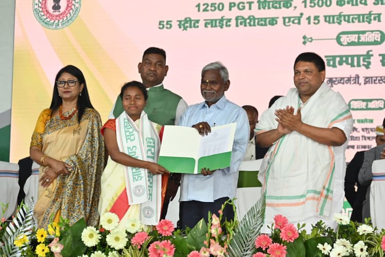 झारखंड : मुख्यमंत्री चंपाई सोरेन ने 2,454 अभ्यर्थियों को दिया नियुक्ति पत्र