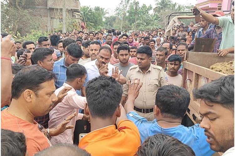 WB News : विदबिहार के अजयपल्ली में ट्रैक्टर से कुचल कर बाइकर की मौत, शव को रख किया चक्काजाम