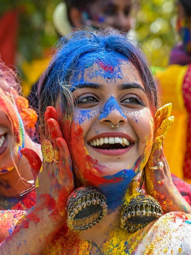 Holi 2024: डीजे की धुन पर थिरकती टोली, काशी में होली का जबरदस्त खुमार