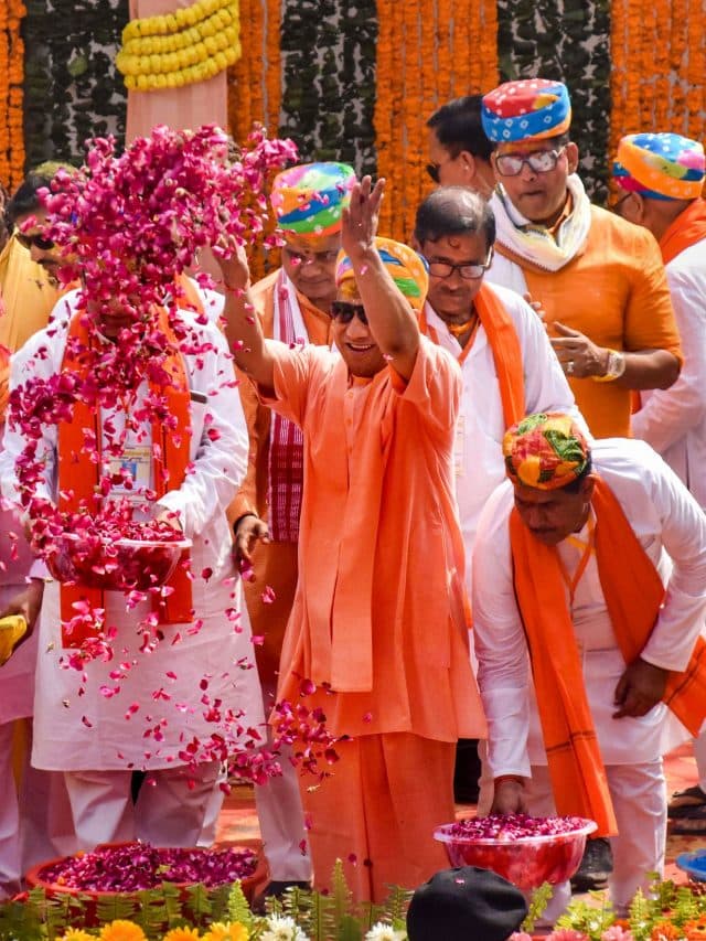 Holi 2024 : काला चश्मा और हाथों में गुलाल, होली पर सीएम योगी का अनोखा अंदाज देखें